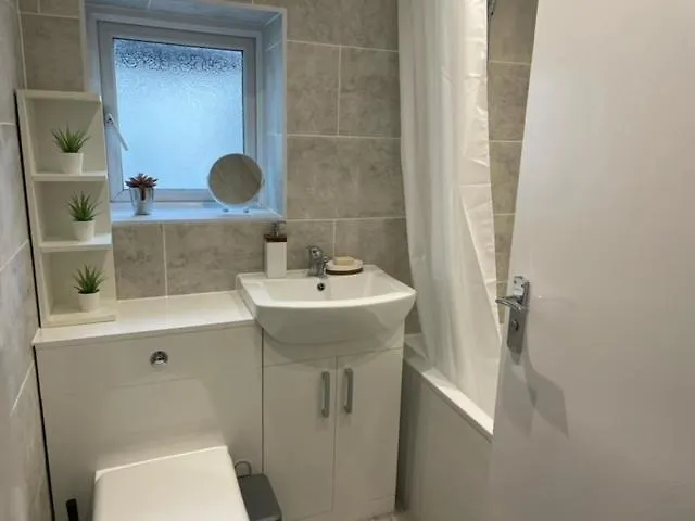 2 Bedroom Serviced Apartment Londres