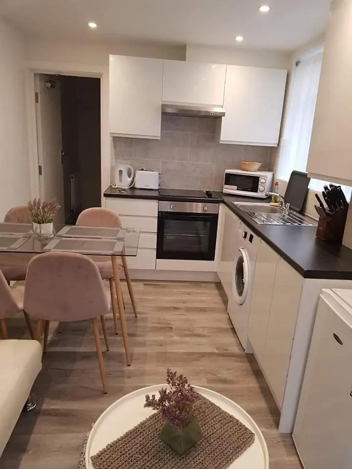 2 Bedroom Serviced Apartment Londres