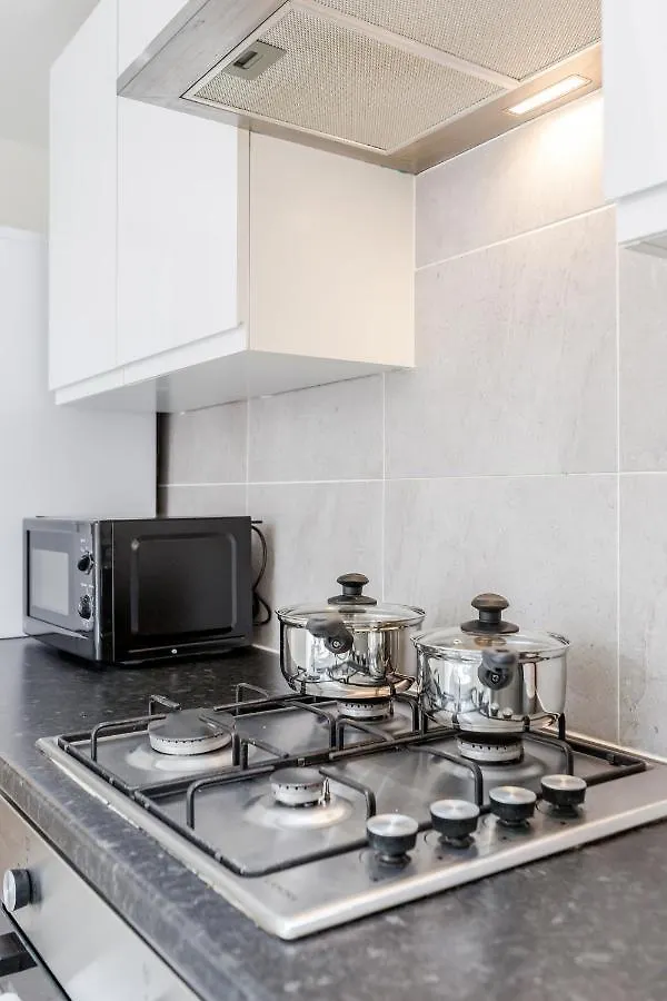 2 Bedroom Serviced Apartment Λονδίνο 0*,